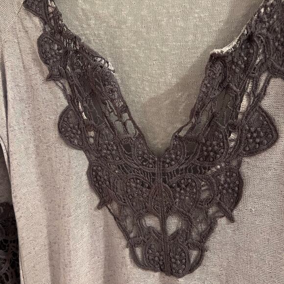 Gimmicks by bke purple lace trimmed v neck top size s - Picture 5 of 7